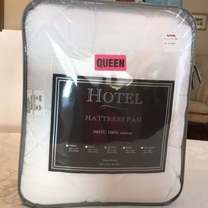 Queen Mattress Pad NWT